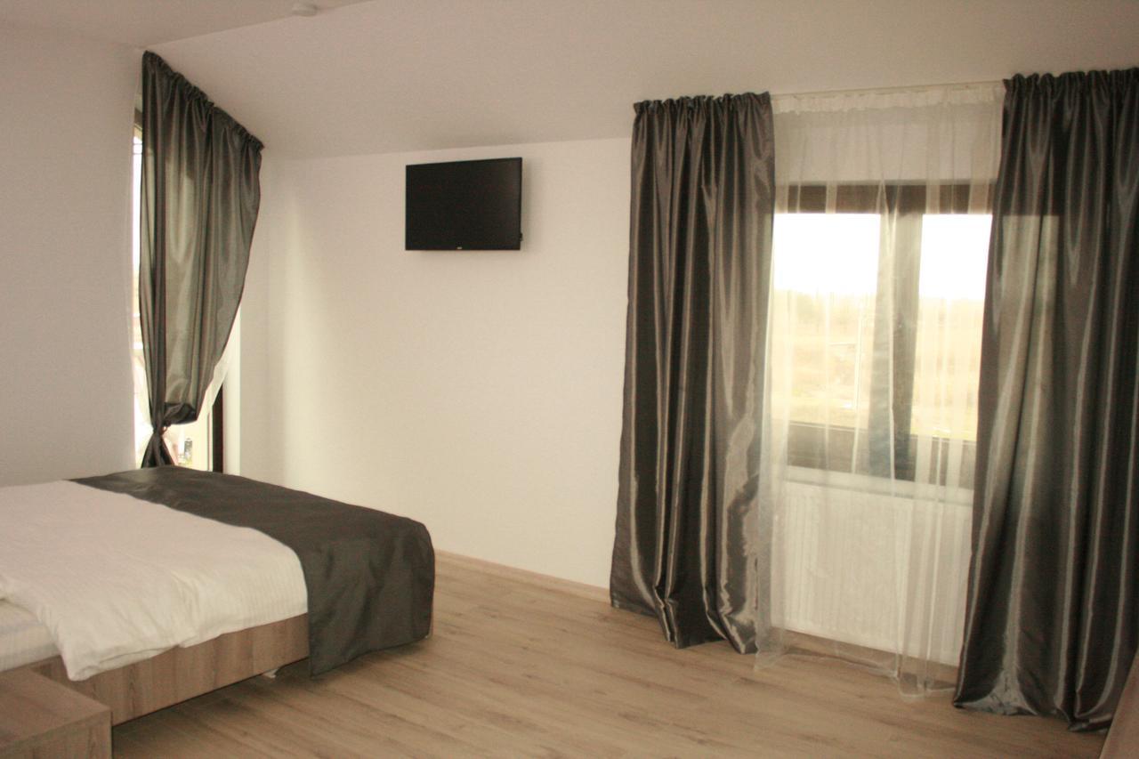 Riana Hotel Adjud Luaran gambar