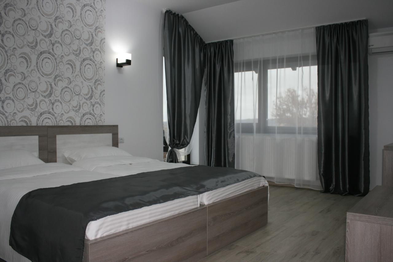 Riana Hotel Adjud Luaran gambar