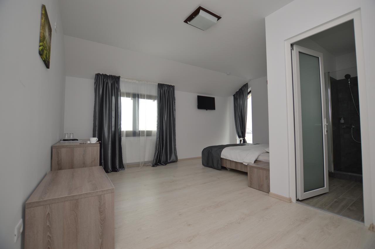 Riana Hotel Adjud Luaran gambar